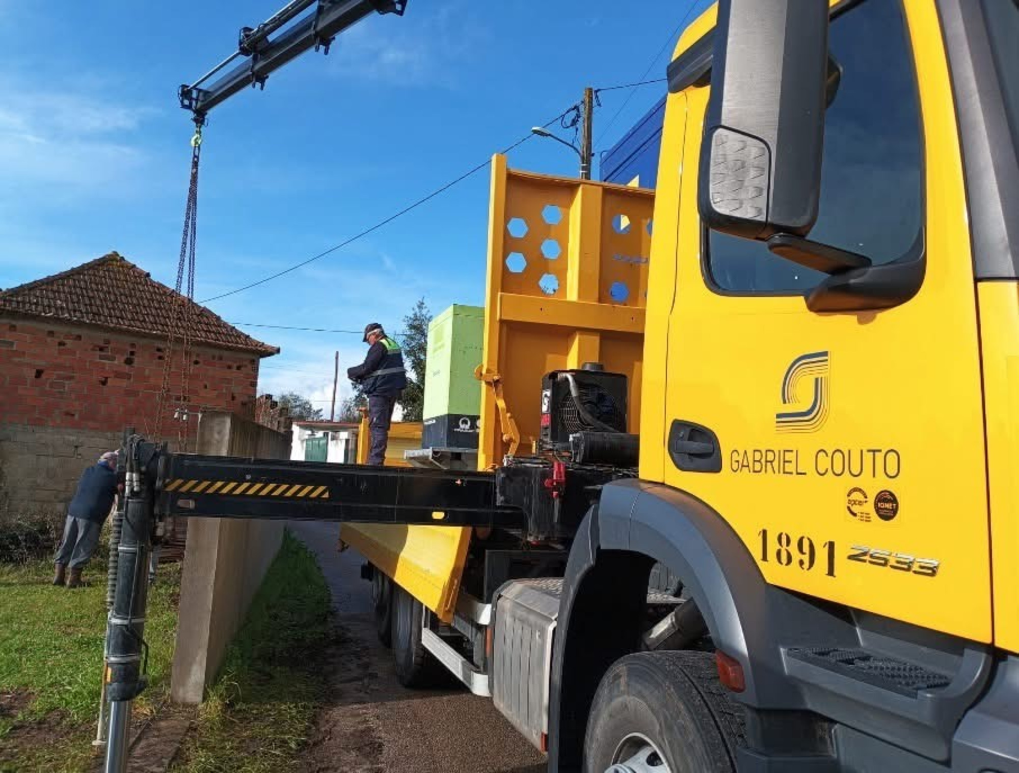 Gabriel Couto leva camião carregado de materiais essenciais até Ourém